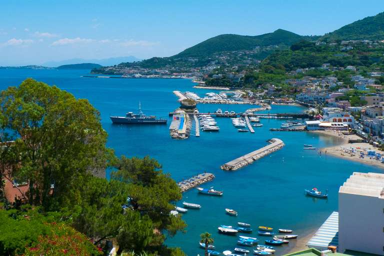 Paradisi da diporto. Heaven's Quay a Lacco Ameno