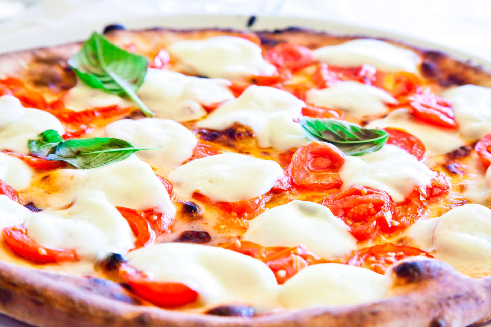 Non è la solita pizza! Elogio di uno dei piatti più celebri della cucina napoletana Non è la solita pizza! Elogio di uno dei piatti più celebri della cucina napoletana
